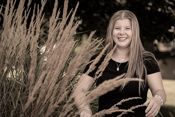 082724-Amanda-ClassOf2025-onePhoto-18