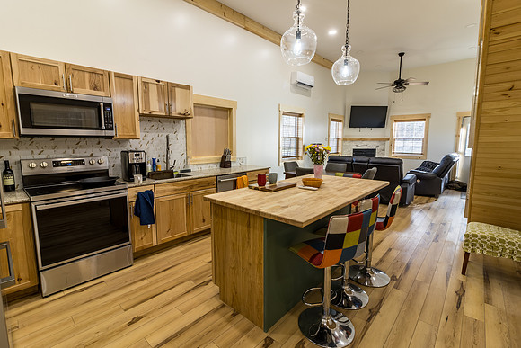 033024-HollysPlace-onePhoto-07