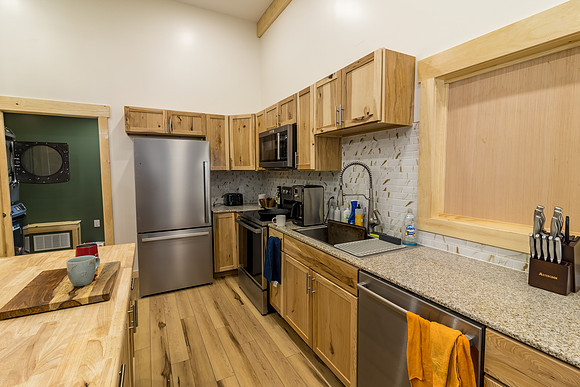 033024-HollysPlace-onePhoto-09