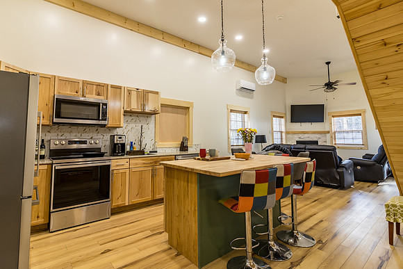 033024-HollysPlace-onePhoto-13