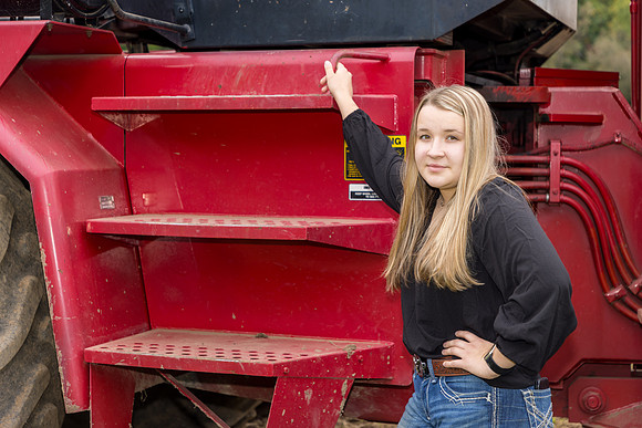 091824-Leah-ClassOf2025-onePhoto-01